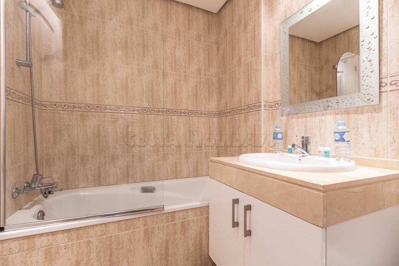 Penthouse Duquesa Suites Манилва Екстериор снимка